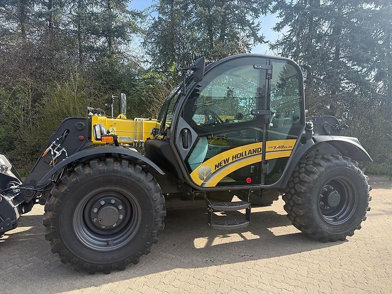 New Holland TH 7.42 Elite mit Schaufel und Gabel