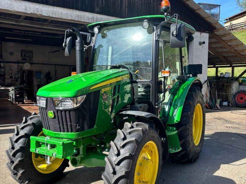 John Deere 5058E