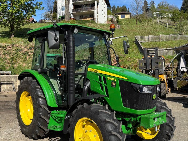 John Deere 5058E