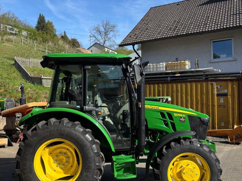 John Deere 5058E