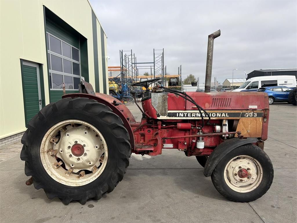 International 633 Smalspoortractor