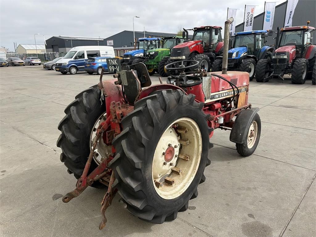 International 633 Smalspoortractor