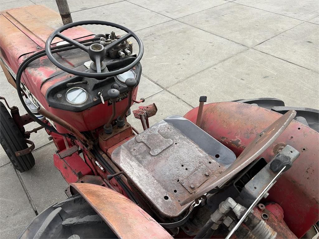 International 633 Smalspoortractor