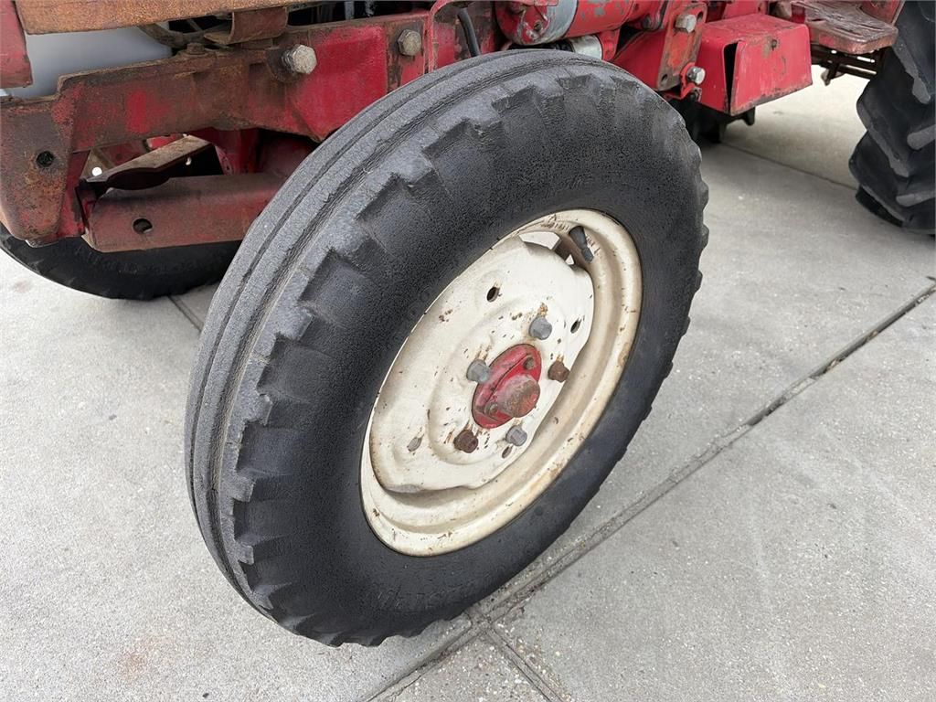 International 633 Smalspoortractor