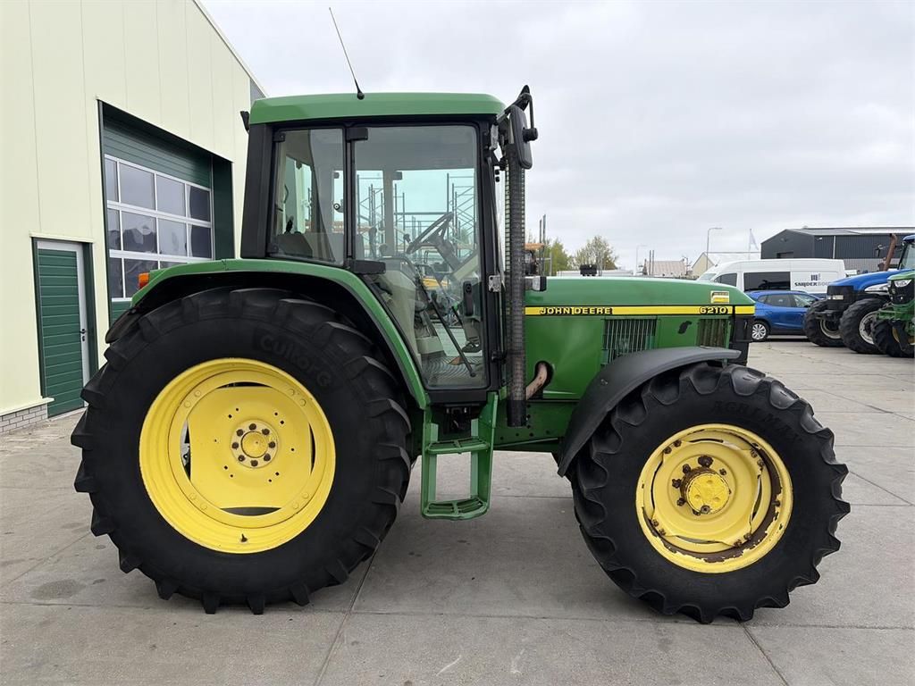 John Deere 6210