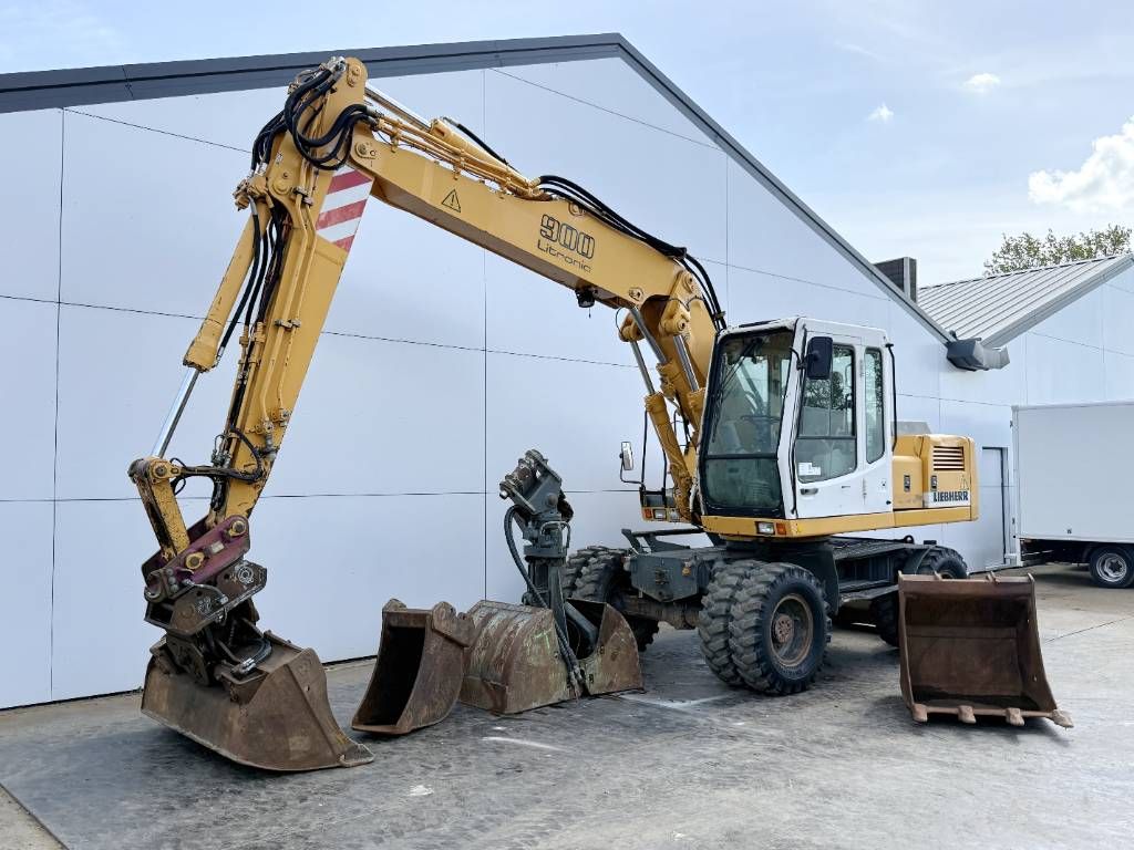 Liebherr A900B Litronic - Triple boom / Extra attachments!