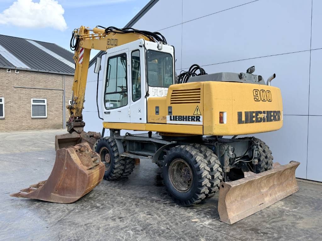 Liebherr A900B Litronic - Triple boom / Extra attachments!