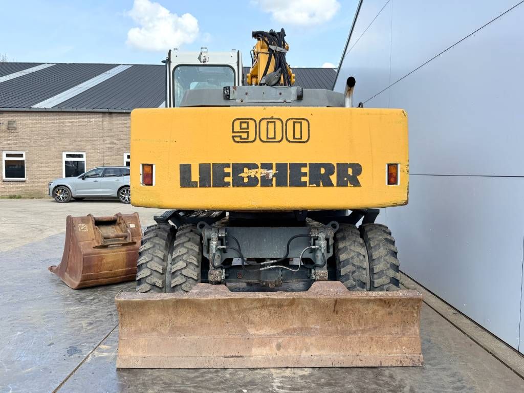 Liebherr A900B Litronic - Triple boom / Extra attachments!
