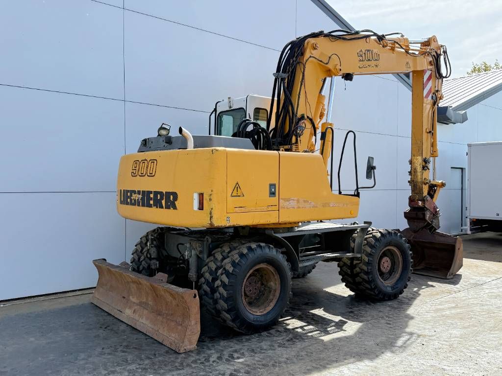 Liebherr A900B Litronic - Triple boom / Extra attachments!