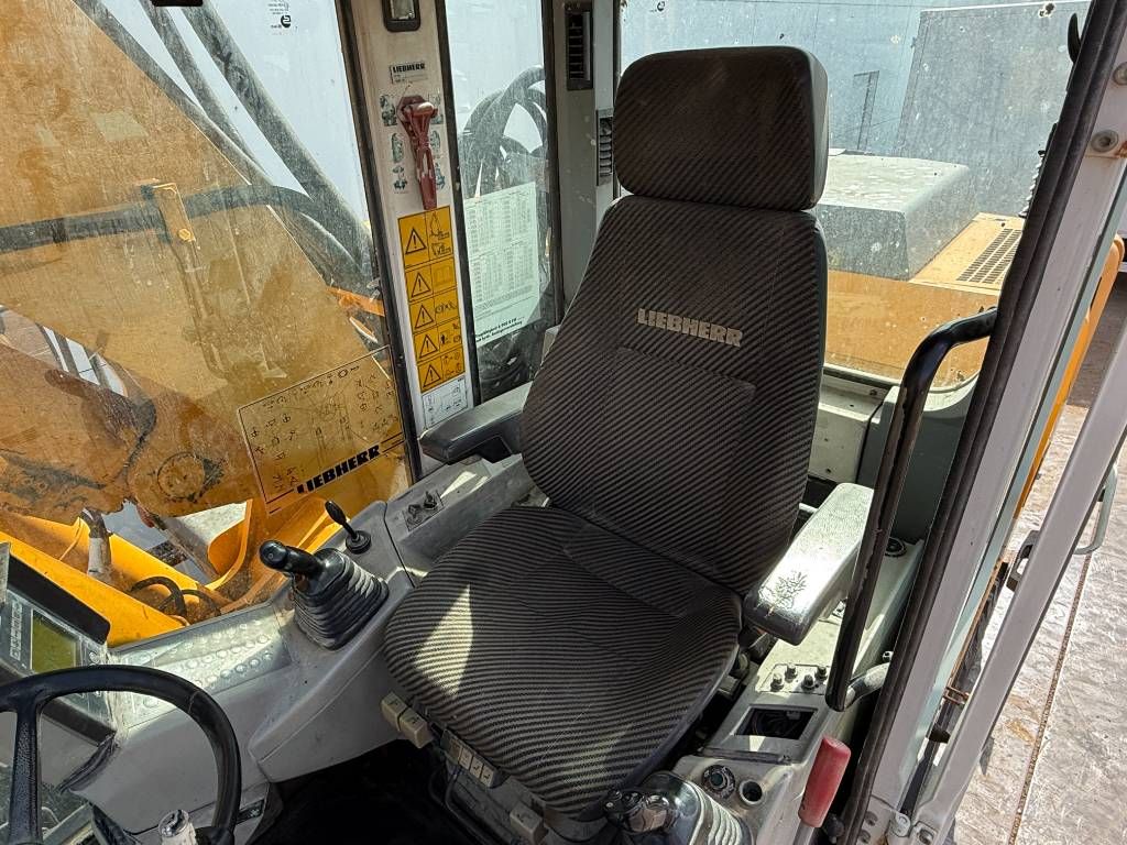 Liebherr A900B Litronic - Triple boom / Extra attachments!