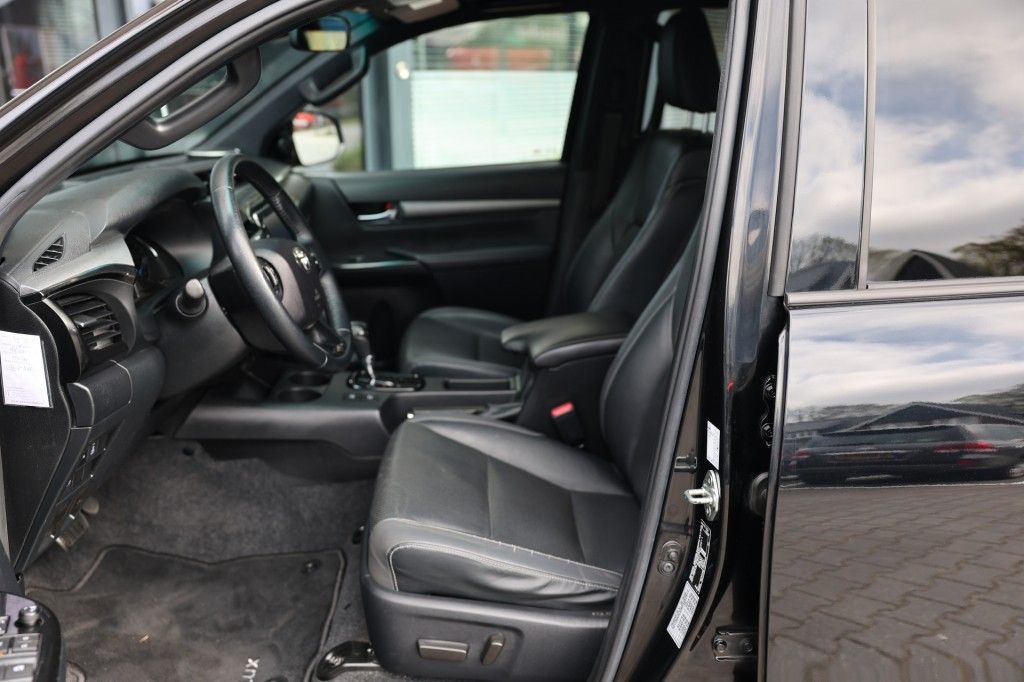 Toyota Hilux 2.8 D-4D DUBBEL CABINE INVINCIBLE A/T 4WD 2 ZITS VAN