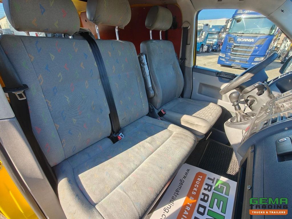 Volkswagen TRANSPORTER BESTEL TDI 77KW 1.0 L1H1 - Manual Transmission - Radio - 3 Seats - Air Conditioning - First Owner - NAP - 09-2026 MOT