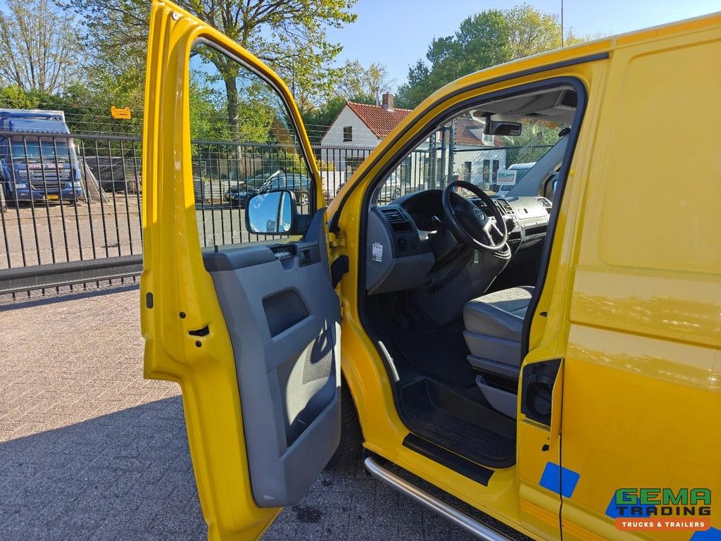 Volkswagen TRANSPORTER BESTEL TDI 77KW 1.0 L1H1 - Manual Transmission - Radio - 3 Seats - Air Conditioning - First Owner - NAP - 09-2026 MOT