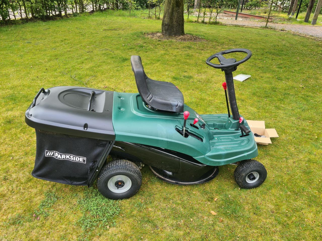 Parkside zitmaaier met opvangbak 2021.