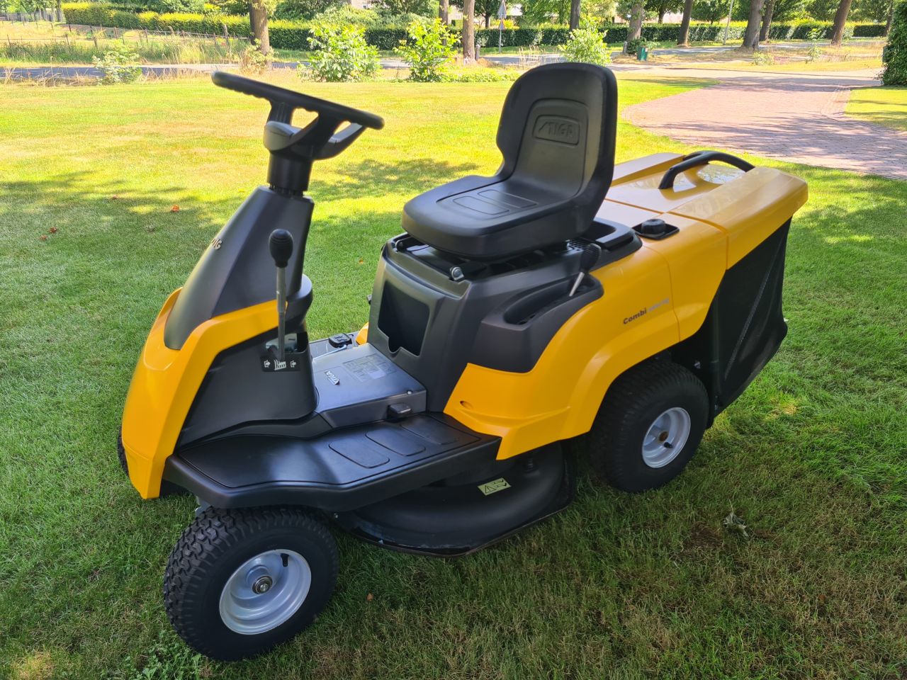 Stiga combi 1066 HQ zitmaaier hydrostaat met opvangbak.