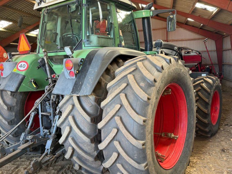 Fendt 718 Vario TMS med læsser og tvillingehjul hele vejen rundt
