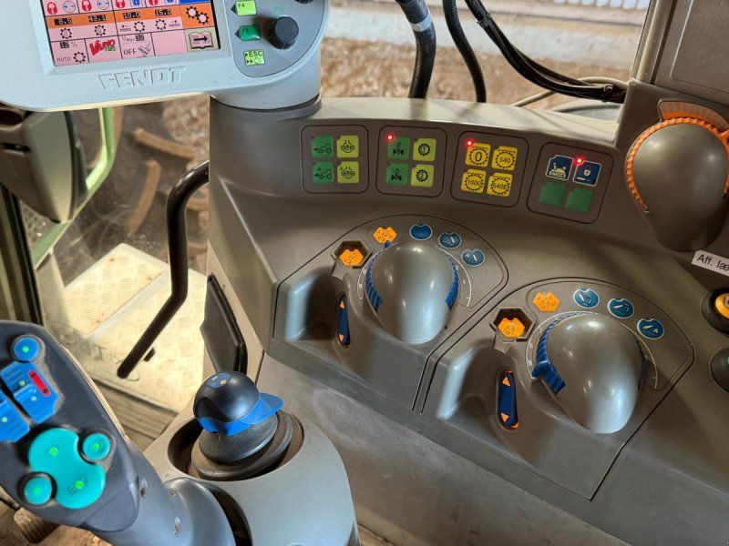 Fendt 718 Vario TMS med læsser og tvillingehjul hele vejen rundt