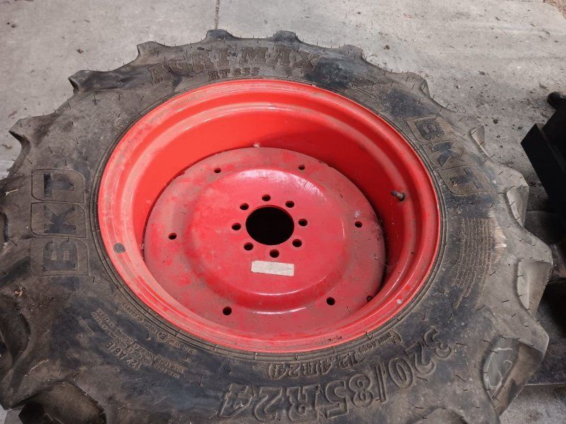 BKT 2 Stück: 320/85R24 mit Fixfelge