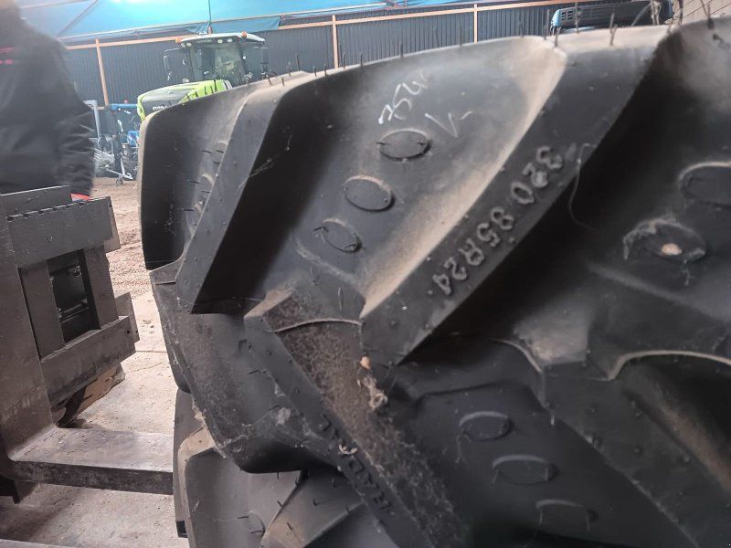 BKT 2 Stück: 320/85R24 mit Fixfelge