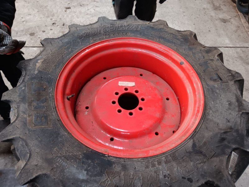 BKT 2 Stück: 320/85R24 mit Fixfelge