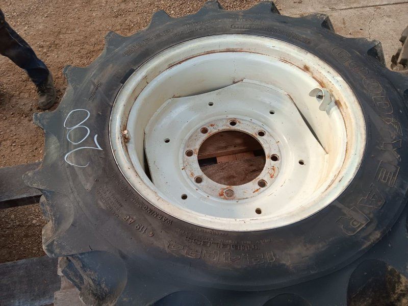 Goodyear 2 Stück:   12.4R24 mit Felgen