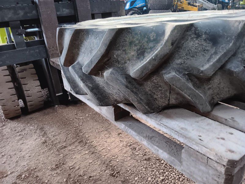 Goodyear 2 Stück:   12.4R24 mit Felgen