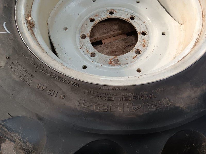 Goodyear 2 Stück:   12.4R24 mit Felgen