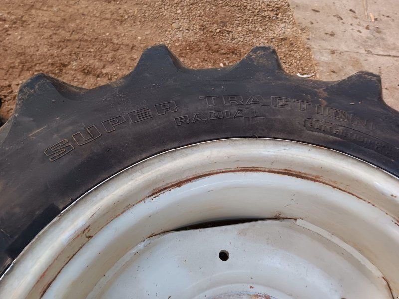 Goodyear 2 Stück:   12.4R24 mit Felgen