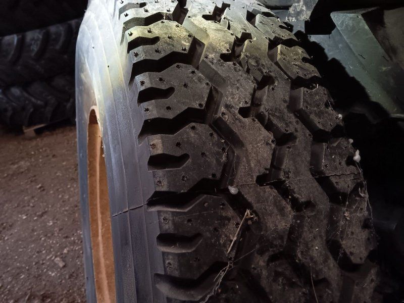 1 Stück Reifen mit Felge: 11.00R20