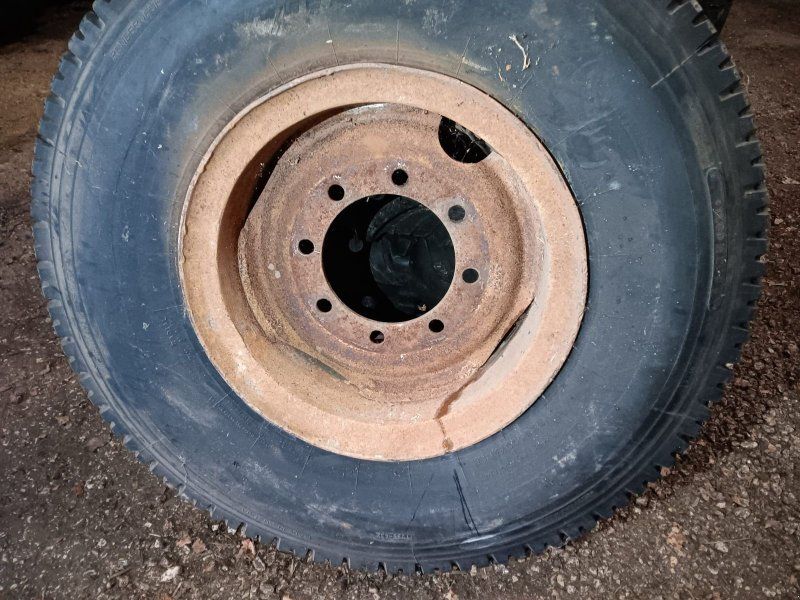 1 Stück Reifen mit Felge: 11.00R20