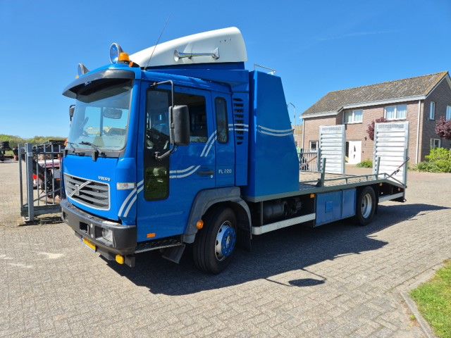 Volvo FL 6 oprijwagen met zeer weinig kilometers. Zeer net.
