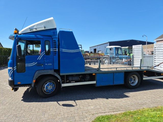 Volvo FL 6 oprijwagen met zeer weinig kilometers. Zeer net.