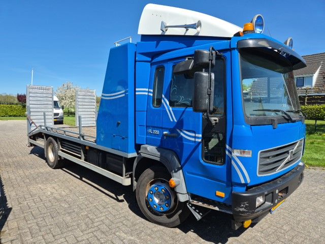Volvo FL 6 oprijwagen met zeer weinig kilometers. Zeer net.