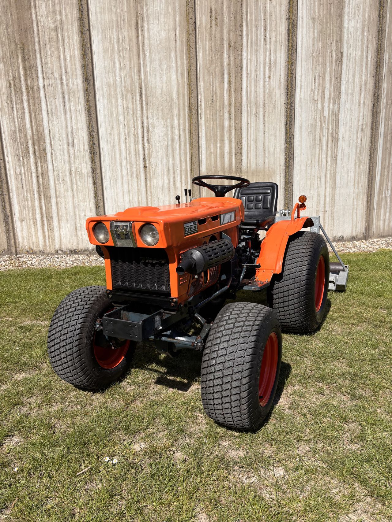Kubota B7001 4wd met brede gazonbanden en hydrauliek ventielen