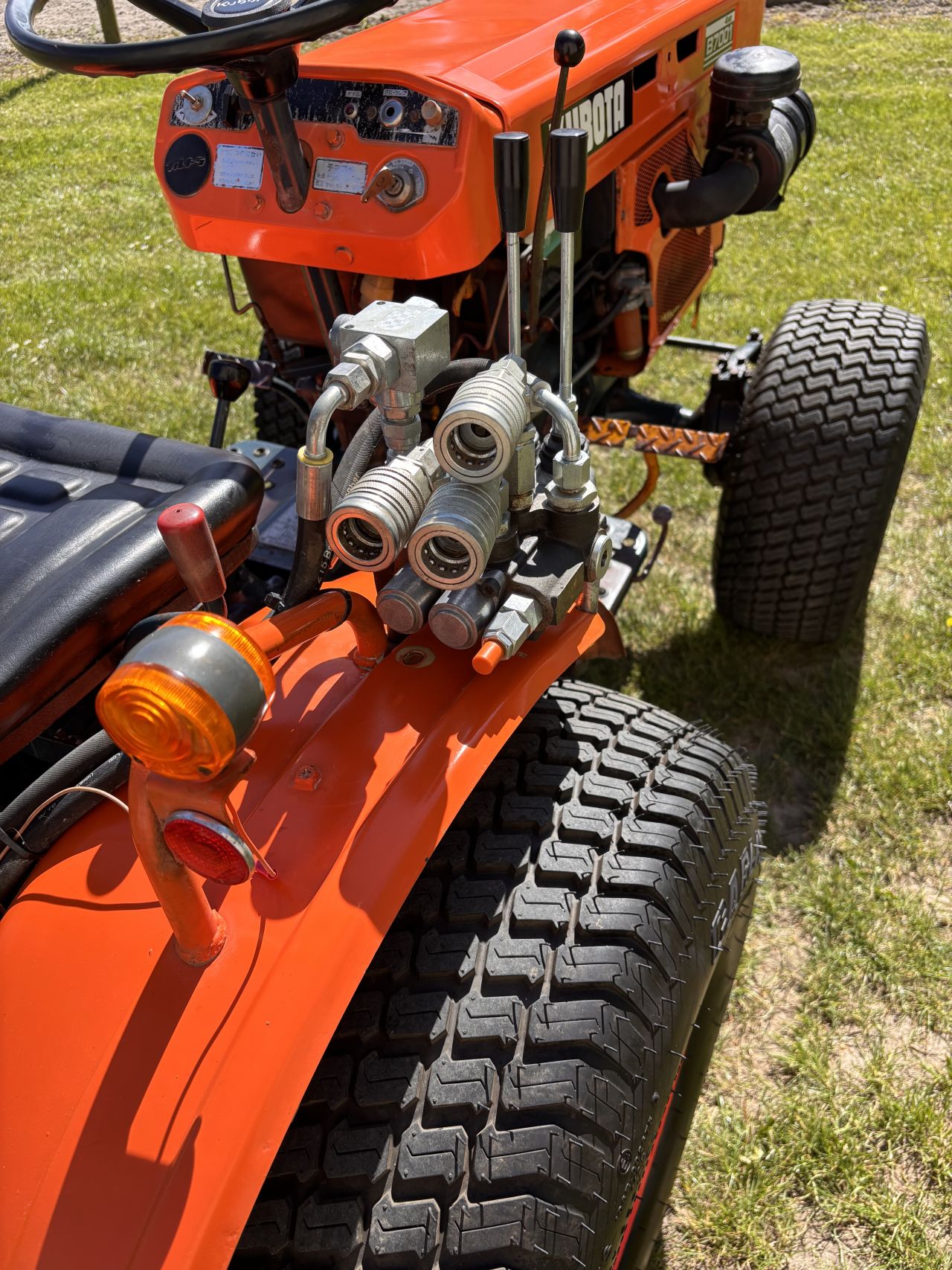 Kubota B7001 4wd met brede gazonbanden en hydrauliek ventielen