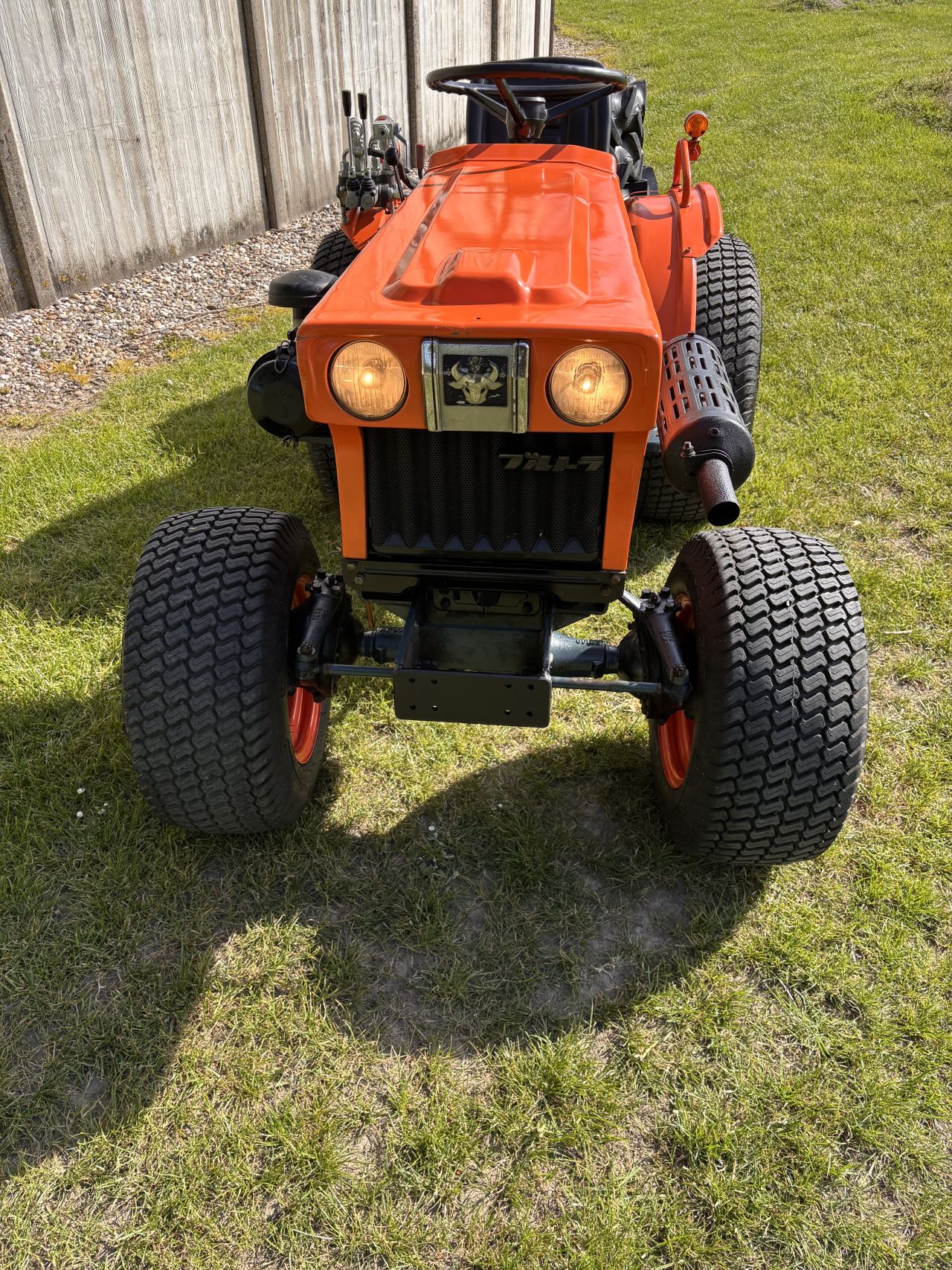 Kubota B7001 4wd met brede gazonbanden en hydrauliek ventielen