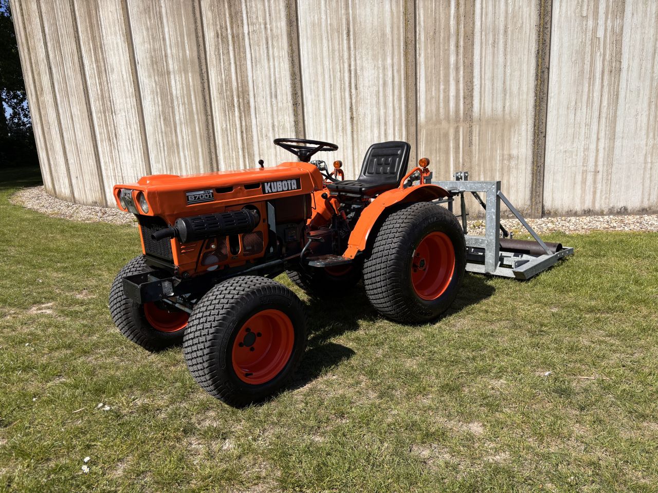 Kubota B7001 4wd met brede gazonbanden en hydrauliek ventielen