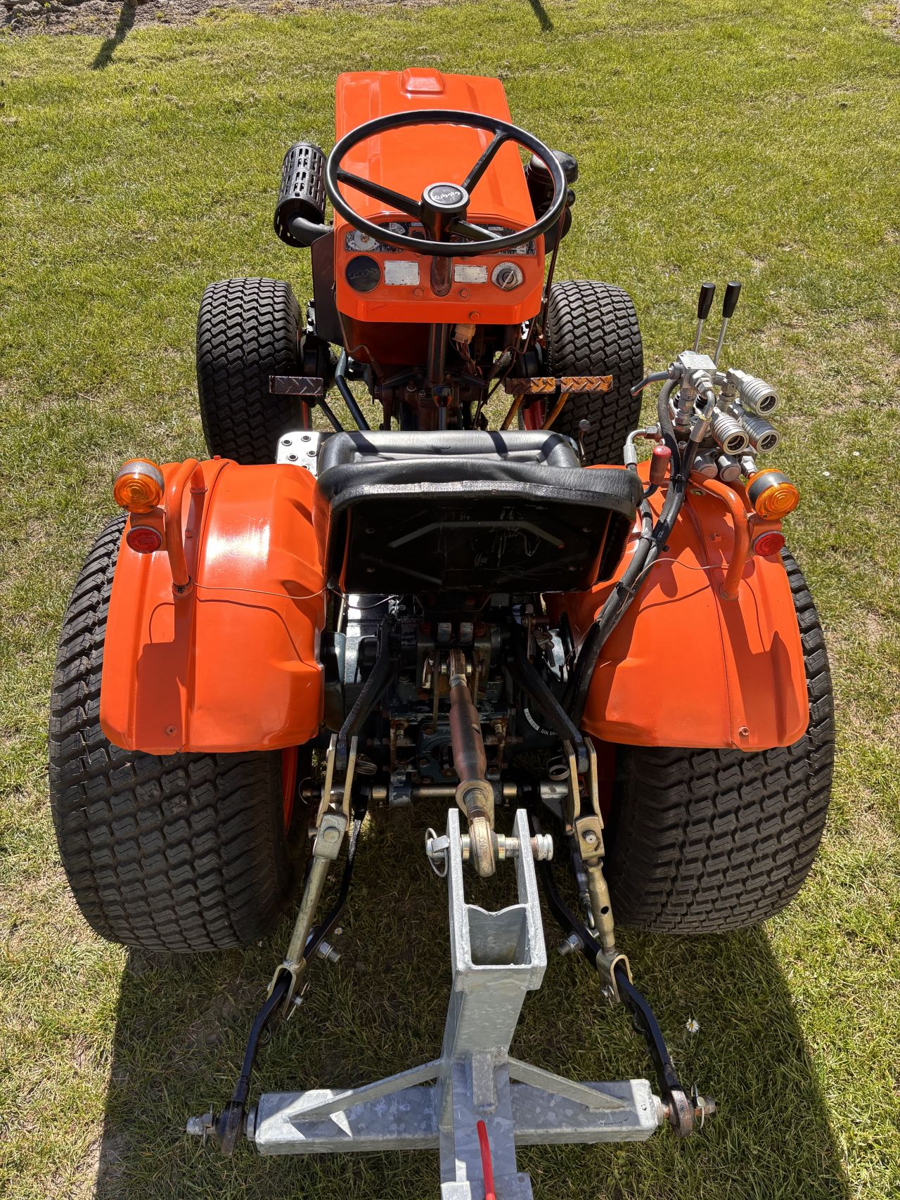 Kubota B7001 4wd met brede gazonbanden en hydrauliek ventielen