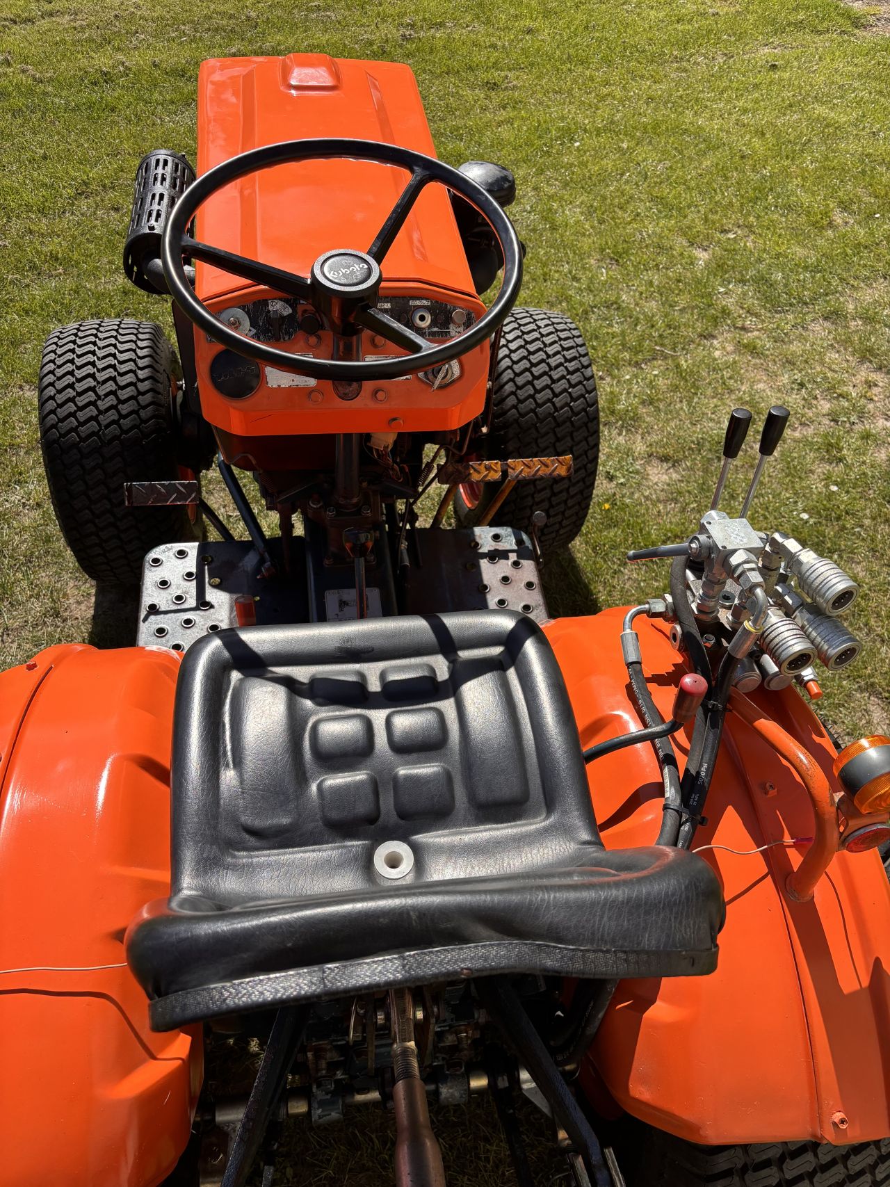 Kubota B7001 4wd met brede gazonbanden en hydrauliek ventielen