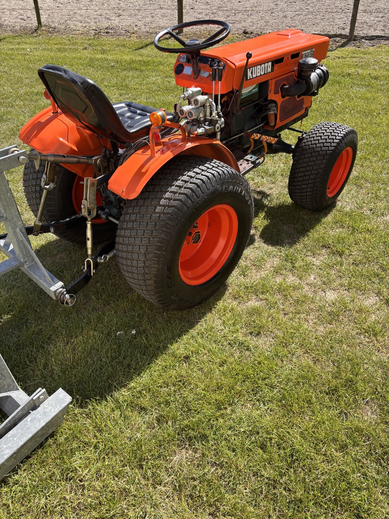 Kubota B7001 4wd met brede gazonbanden en hydrauliek ventielen