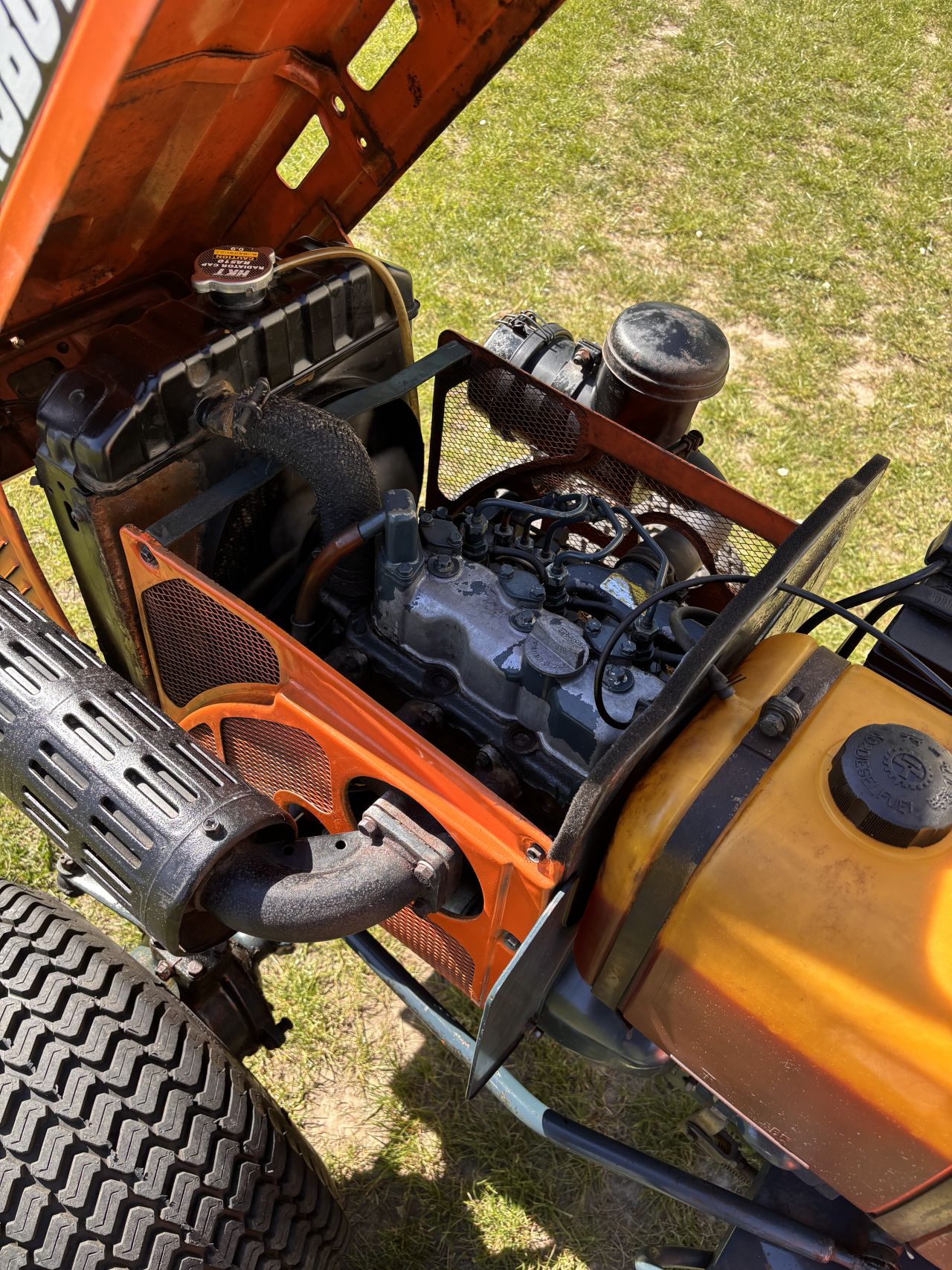 Kubota B7001 4wd met brede gazonbanden en hydrauliek ventielen