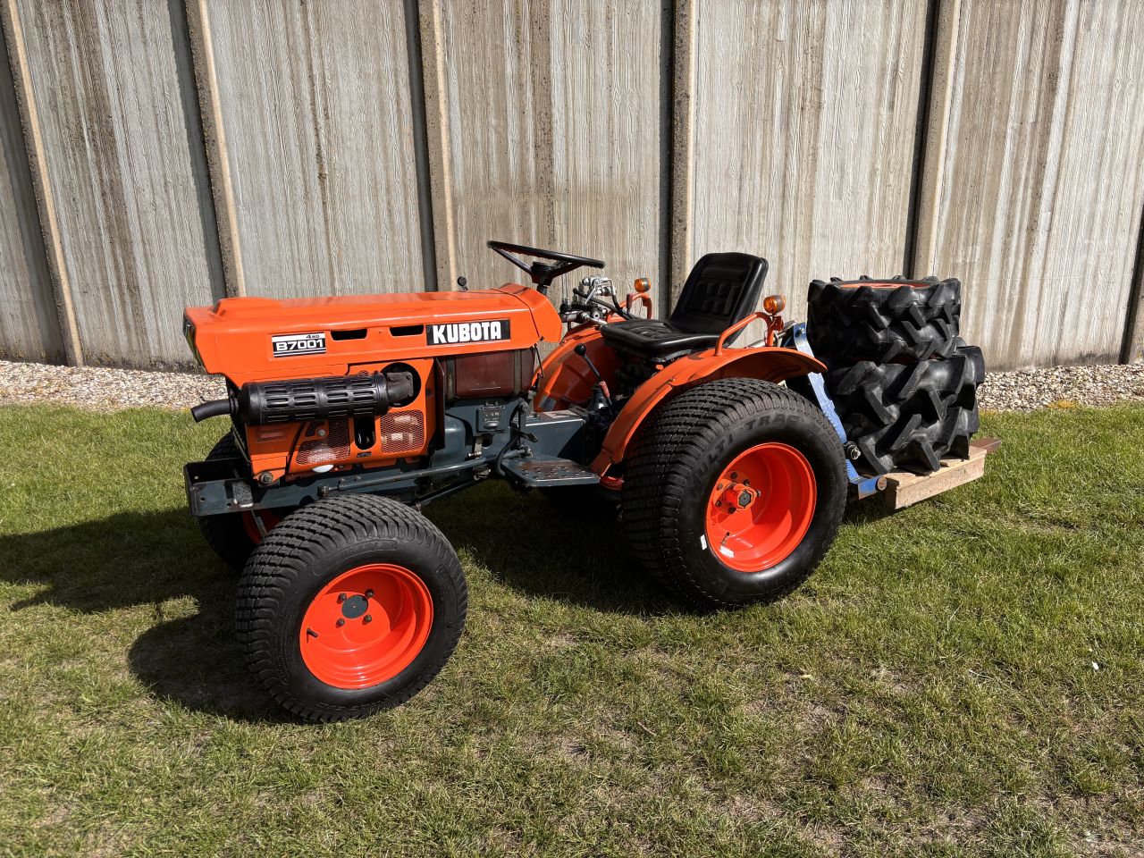 Kubota B7001 4wd met brede gazonbanden en hydrauliek ventielen