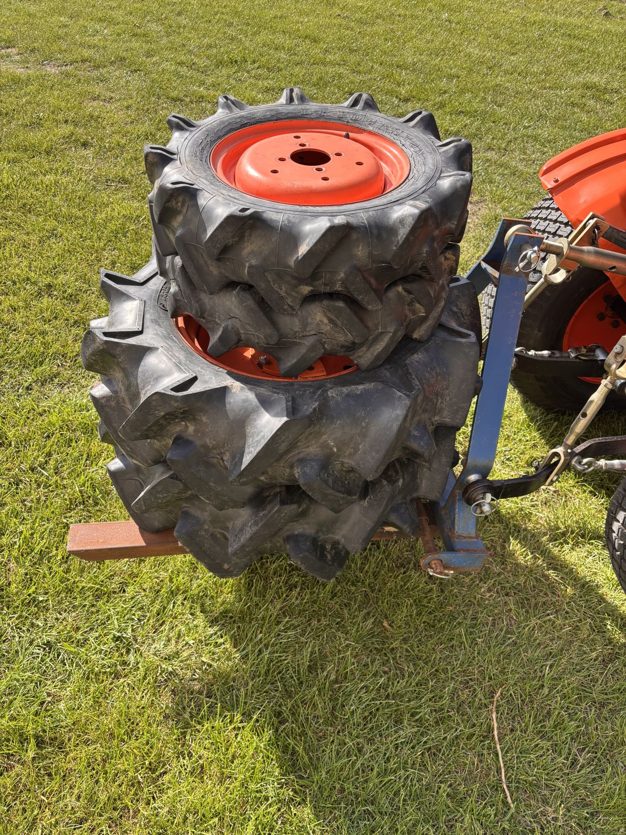 Kubota B7001 4wd met brede gazonbanden en hydrauliek ventielen