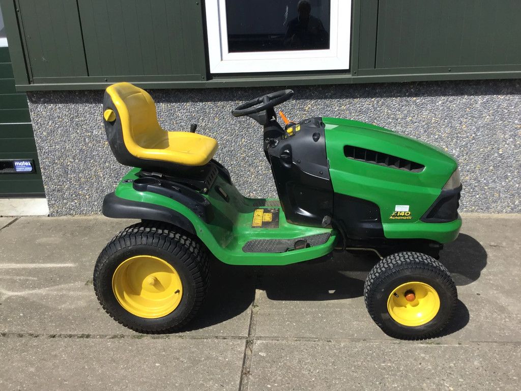 John Deere X140