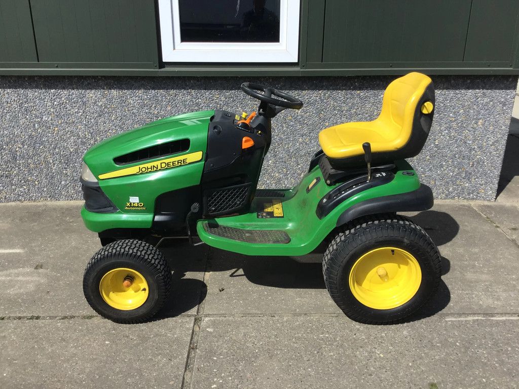 John Deere X140