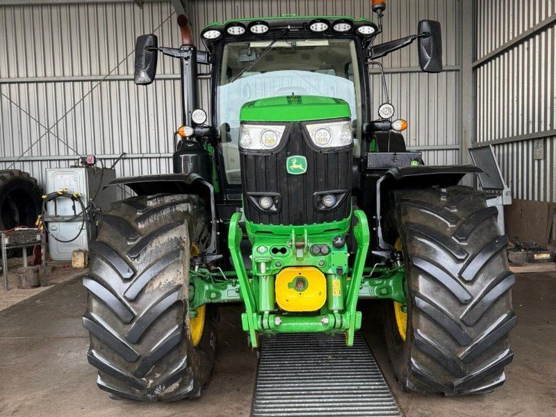John Deere 6215R