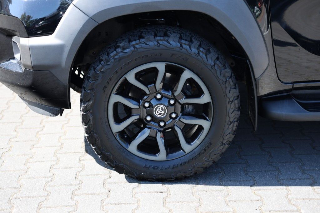 Toyota Hilux 2.8 D-4D DUBBEL CABINE INVINCIBLE A/T 4WD 2 ZITS VAN