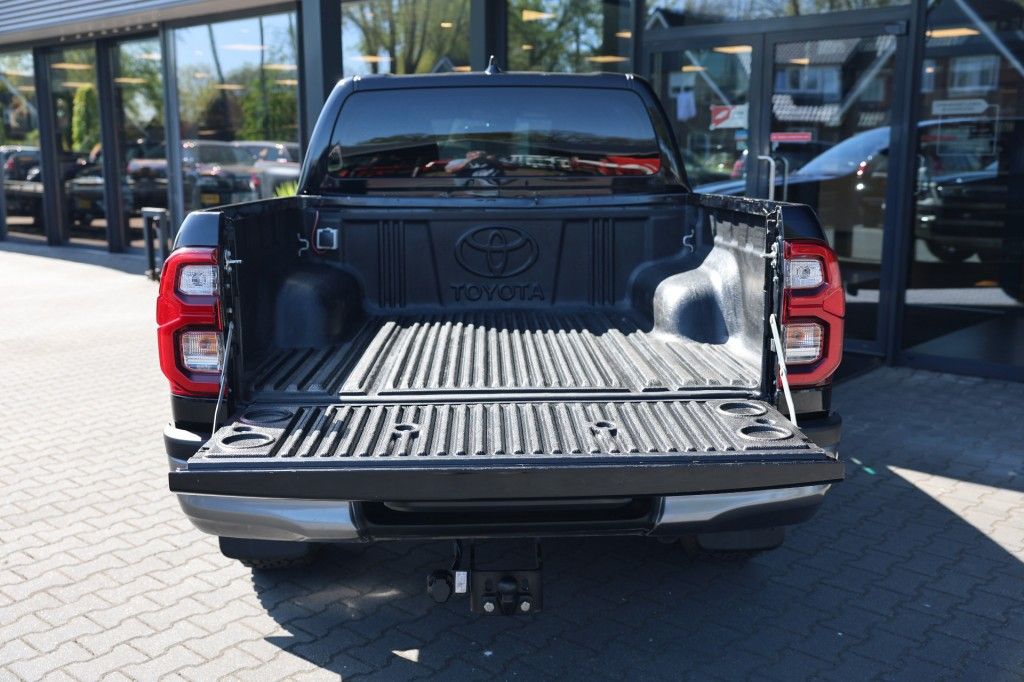 Toyota Hilux 2.8 D-4D DUBBEL CABINE INVINCIBLE A/T 4WD 2 ZITS VAN