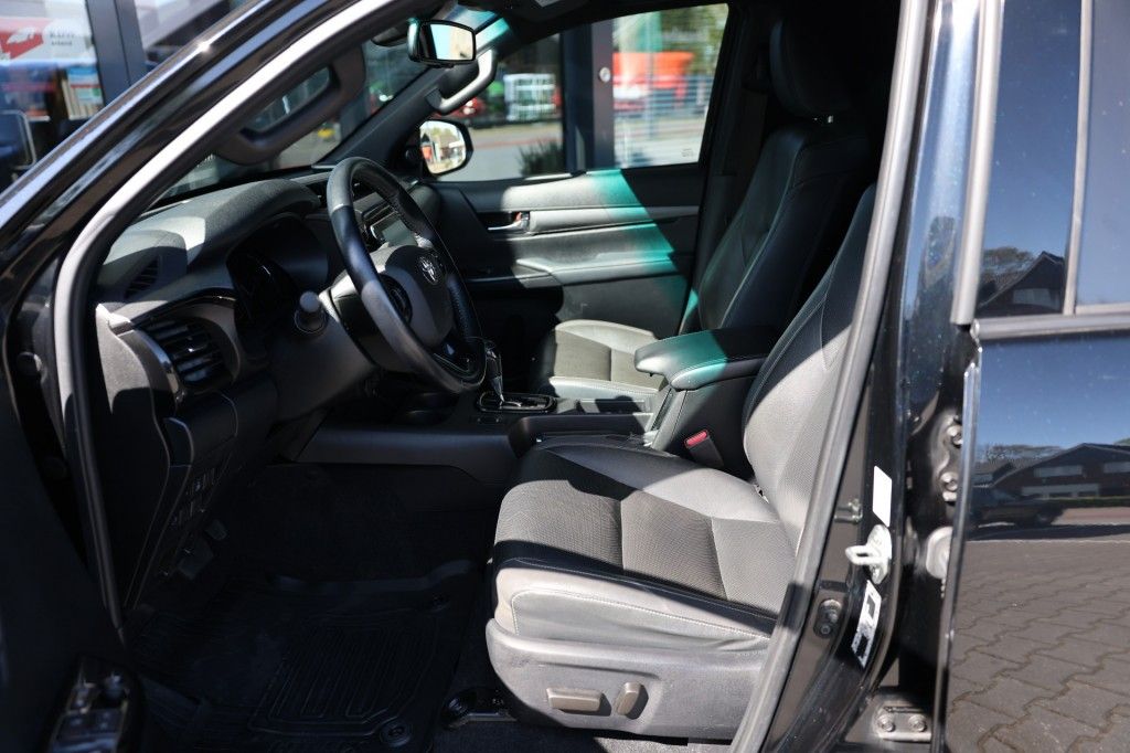 Toyota Hilux 2.8 D-4D DUBBEL CABINE INVINCIBLE A/T 4WD 2 ZITS VAN