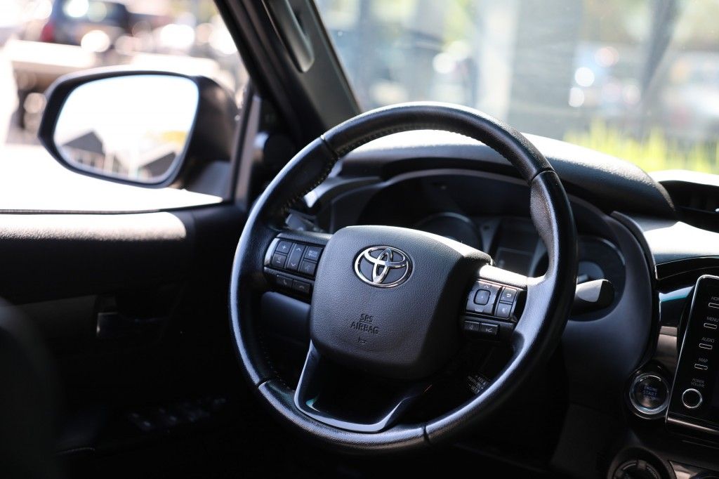 Toyota Hilux 2.8 D-4D DUBBEL CABINE INVINCIBLE A/T 4WD 2 ZITS VAN